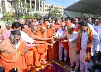 ವಿವಿಧ ಮಠಾಧೀಶರುಗಳು, ಸ್ವಾಮೀಜಿಗಳ ಸಮ್ಮುಖದಲ್ಲಿ ಮುಖ್ಯಮಂತ್ರಿ ಬಸವರಾಜ ಬೊಮ್ಮಾಯಿ ವಿಧಾನಸೌಧ ಮುಂಭಾಗ ಶ್ರೀ ಬಸವಣ್ಣ ಹಾಗೂ ಶ್ರೀ ಕೆಂಪೇಗೌಡರ ಪ್ರತಿಮೆ ನಿರ್ಮಾಣಕ್ಕೆ ಶುಕ್ರವಾರ ಶಂಕುಸ್ಥಾಪನೆ ನೆರವೇರಿಸಿದರು.