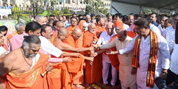 ವಿವಿಧ ಮಠಾಧೀಶರುಗಳು, ಸ್ವಾಮೀಜಿಗಳ ಸಮ್ಮುಖದಲ್ಲಿ ಮುಖ್ಯಮಂತ್ರಿ ಬಸವರಾಜ ಬೊಮ್ಮಾಯಿ ವಿಧಾನಸೌಧ ಮುಂಭಾಗ ಶ್ರೀ ಬಸವಣ್ಣ ಹಾಗೂ ಶ್ರೀ ಕೆಂಪೇಗೌಡರ ಪ್ರತಿಮೆ ನಿರ್ಮಾಣಕ್ಕೆ ಶುಕ್ರವಾರ ಶಂಕುಸ್ಥಾಪನೆ ನೆರವೇರಿಸಿದರು.