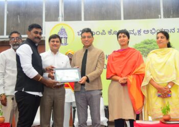 ನಗರದಲ್ಲಿ ಸಸಿ ನೆಡಲು ಪಾಲ್ಗೊಂಡಿರುವ ತಂಡಗಳಿಗೆ ವಿಧಾನಸಭಾ ಕ್ಷೇತ್ರವಾರು ಪ್ರಶಂಸನಾ ಪ್ರಮಾಣ ಪತ್ರ ವಿತರಿಸಿದ ಪಾಲಿಕೆ ಮುಖ್ಯ ಆಯುಕ್ತ ತುಷಾರ್ ಗಿರಿನಾಥ್