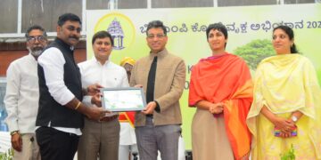 ನಗರದಲ್ಲಿ ಸಸಿ ನೆಡಲು ಪಾಲ್ಗೊಂಡಿರುವ ತಂಡಗಳಿಗೆ ವಿಧಾನಸಭಾ ಕ್ಷೇತ್ರವಾರು ಪ್ರಶಂಸನಾ ಪ್ರಮಾಣ ಪತ್ರ ವಿತರಿಸಿದ ಪಾಲಿಕೆ ಮುಖ್ಯ ಆಯುಕ್ತ ತುಷಾರ್ ಗಿರಿನಾಥ್