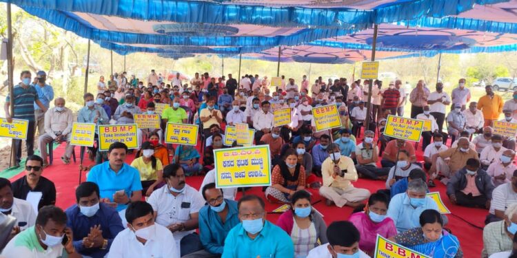 ಲಿಂಗಧೀರನಹಳ್ಳಿ ತ್ಯಾಜ್ಯ ಸಂಸ್ಕರಣಾ ಘಟಕದ ಬಳಿ ಪ್ರತಿಭಟನೆ ನಿರತ ಸ್ಥಳೀಯ ನಿವಾಸಿಗಳು