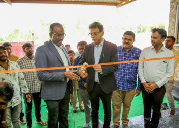 ಬೆಂಗಳೂರು ನಗರ ವ್ಯಾಪ್ತಿಯ 7 ವಿಧಾನಸಭಾ ಕ್ಷೇತ್ರದ ಇವಿಎಂ ಮತ್ತು ವಿವಿಪ್ಯಾಟ್ ಸಂಗ್ರಹಿಸಿಡುವ ಚುನಾವಣಾ ಆಯೋಗದ ಪಿಲ್ಲಹಳ್ಳಿಯಲ್ಲಿನ ನೂತನ ಉಗ್ರಾಣಕ್ಕೆ ಚಾಲನೆ ನೀಡಿದ ಬೆಂಗಳೂರು ಜಿಲ್ಲಾ ಚುನಾವಣಾಧಿಕಾರಿ ತುಷಾರ್ ಗಿರಿನಾಥ್. ಅಪರ ಜಿಲ್ಲಾ ಚುನಾವಣಾಧಿಕಾರಿ ಮತ್ತು ಜಿಲ್ಲಾಧಿಕಾರಿಯಾದ ಕೆ.ಎ.ದಯಾನಂದ್ ಚಿತ್ರದಲ್ಲಿದ್ದಾರೆ.