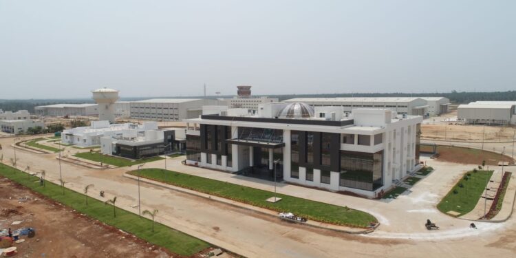 ತುಮಕೂರಿನ ಗುಬ್ಬಿ ತಾಲೂಕಿನ  ಬಿದರೆಹಳ್ಳ ಕಾವಲ್ ನಲ್ಲಿನ ಎಚ್ಎಎಲ್ ಸಂಸ್ಥೆಯ ಅತ್ಯಾಧುನಿಕ ಗ್ರೀನ್ ಫೀಲ್ಡ್ ಹೆಲಿಕಾಪ್ಟರ್ ಕಾರ್ಖಾನೆ ಚಿತ್ರ