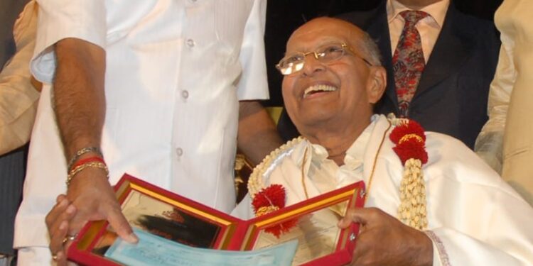 ಆಗಿನ ಮುಖ್ಯಮಂತ್ರಿ ಬಿ.ಎಸ್.ಯಡಿಯೂರಪ್ಪ ಅವರಿಂದ ನಿರ್ದೇಶಕ ಎಸ್.ಕೆ.ಭಗವಾನ್ ರಾಜ್ಯೋತ್ಸವ ಪ್ರಶಸ್ತಿ ಪಡೆಯುತ್ತಿರುವ ಸಂದರ್ಭದ ಚಿತ್ರ.