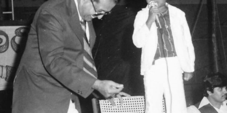 ನಿರ್ದೇಶಕ ಎಸ್.ಕೆ.ಭಗವಾನ್ ಕಾರ್ಯಕ್ರಮವೊಂದರಲ್ಲಿ  ವೇದಿಕೆ ಮೇಲೆ ಬಾಲಕನಾಗಿದ್ದ ನಟ ಪುನೀತ್ ರಾಜ್ ಕುಮಾರ್ ಜೊತೆ ಸಂಭಾಷಿಸುತ್ತಿರುವುದು