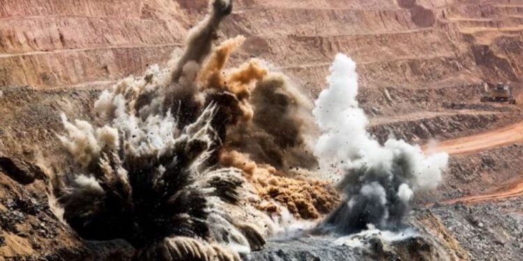 ಗಣಿ ಪ್ರದೇಶವೊಂದರಲ್ಲಿ ಸ್ಪೋಟಕ ಬಳಸಿದ ಸಂದರ್ಭದಲ್ಲಿ ಸಿಡಿತವಾಗುತ್ತಿರುವ ದೃಶ್ಯ