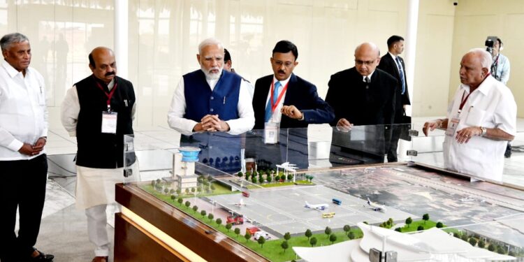 ಶಿವಮೊಗ್ಗದ ಸೋಗಾನೆ ಬಳಿ ನಿರ್ಮಿಸಲಾಗಿರುವ ನೂತನ ವಿಮಾನ ನಿಲ್ದಾಣದ ಮಾದರಿ ಬಗ್ಗೆ ಪ್ರಧಾನಿ ನರೇಂದ್ರ ಮೋದಿಯವರಿಗೆ ವಿವರಿಸುತ್ತಿರುವ ಕರ್ನಾಟಕ ಮೂಲಭೂತ ಸೌಕರ್ಯ ಇಲಾಖೆಯ ಹೆಚ್ಚುವರಿ ಪ್ರಧಾನ ಕಾರ್ಯದರ್ಶಿ ಗೌರವಗುಪ್ತಾ. ಇದೇ ಸಂದರ್ಭದಲ್ಲಿ ಮುಖ್ಯಮಂತ್ರಿ ಬಸವರಾಜ ಬೊಮ್ಮಾಯಿ, ಮಾಜಿ ಸಿಎಂ ಬಿ.ಎಸ್.ಯಡಿಯೂರಪ್ಪ, ಸಚಿವ ವಿ.ಸೋಮಣ್ಣ ಚಿತ್ರದಲ್ಲಿದ್ದಾರೆ.