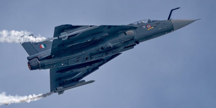 ತೇಜಸ್ ಯುದ್ಧ ವಿಮಾನ ಹಾರಾಟದ ಒಂದು ಮೋಹಕ ದೃಶ್ಯ