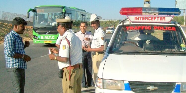 ಸಂಚಾರಿ ಪೊಲೀಸರು ಸಂಚಾರಿ ನಿಯಮ ಉಲ್ಲಂಘಿಸುವವರಿಗೆ ದಂಡ ವಿಧಿಸುತ್ತಿರುವ ಸಾಂದರ್ಭಿಕ ಚಿತ್ರ