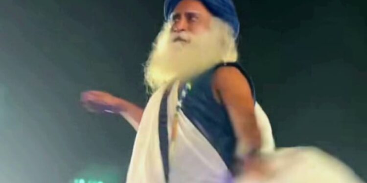 ಕೊಯಮತ್ತೂರಿನಲ್ಲಿ ಮಹಾ ಶಿವರಾತ್ರಿ 2023ರ ಪ್ರಯುಕ್ತ ಸದ್ಗುರು ಜಗ್ಗಿ ವಾಸುದೇವ್ ತಲ್ಲೀನರಾಗಿ ನೃತ್ಯ ಮಾಡುತ್ತಿರುವುದು.