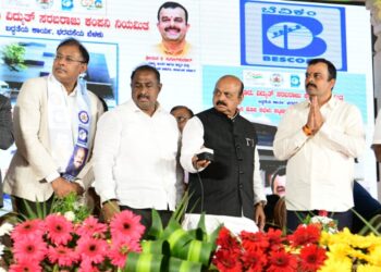 ಬೆಂಗಳೂರಿನ ಎಚ್ಎಸ್ಆರ್ ಬಡಾವಣೆಯಲ್ಲಿ ಬೆಸ್ಕಾಂ ವ್ಯಾಪ್ತಿಯ ನೂತನ ಕಟ್ಟಡಗಳ ಉದ್ಘಾಟನೆ ಹಾಗೂ ಶಂಕುಸ್ಥಾಪನೆ ನೆರವೇರಿಸಿದ ಮುಖ್ಯಮಂತ್ರಿ ಬಸವರಾಜ ಬೊಮ್ಮಾಯಿ. ಸಚಿವ ವಿ.ಸುನಿಲ್ ಕುಮಾರ್, ಶಾಸಕ ಸತೀಶ್ ರೆಡ್ಡಿ, ಬೆಸ್ಕಾಂ ವ್ಯವಸ್ಥಾಪಕ ನಿರ್ದೆಶಕ ಮಹಾಂತೇಶ ಬೀಳಗಿ ಮತ್ತಿತರರು ಚಿತ್ರದಲ್ಲಿದ್ದಾರೆ.
