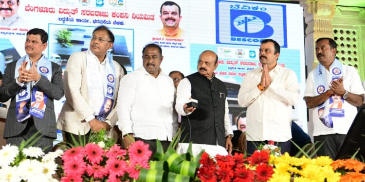 ಬೆಂಗಳೂರಿನ ಎಚ್ಎಸ್ಆರ್ ಬಡಾವಣೆಯಲ್ಲಿ ಬೆಸ್ಕಾಂ ವ್ಯಾಪ್ತಿಯ ನೂತನ ಕಟ್ಟಡಗಳ ಉದ್ಘಾಟನೆ ಹಾಗೂ ಶಂಕುಸ್ಥಾಪನೆ ನೆರವೇರಿಸಿದ ಮುಖ್ಯಮಂತ್ರಿ ಬಸವರಾಜ ಬೊಮ್ಮಾಯಿ. ಸಚಿವ ವಿ.ಸುನಿಲ್ ಕುಮಾರ್, ಶಾಸಕ ಸತೀಶ್ ರೆಡ್ಡಿ, ಬೆಸ್ಕಾಂ ವ್ಯವಸ್ಥಾಪಕ ನಿರ್ದೆಶಕ ಮಹಾಂತೇಶ ಬೀಳಗಿ ಮತ್ತಿತರರು ಚಿತ್ರದಲ್ಲಿದ್ದಾರೆ.