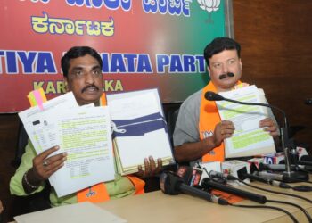 ಸಿದ್ದರಾಮಯ್ಯ ಮುಖ್ಯಮಂತ್ರಿಗಳಾಗಿದ್ದ ಅವಧಿಯಲ್ಲಿ ನಡೆದಿದೆ ಎನ್ನಲಾದ ಭ್ರಷ್ಟಾಚರ ಕುರಿತು ಪತ್ರಿಕಾಗೋಷ್ಟಿಯಲ್ಲಿ ಆರೋಪ ಮಾಡುತ್ತಿರುವ ಬೆಂಗಳೂರು ದಕ್ಷಿಣ ಜಿಲ್ಲಾಧ್ಯಕ್ಷ ಎನ್.ಆರ್.ರಮೇಶ್.