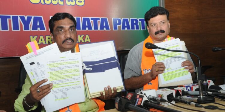 ಸಿದ್ದರಾಮಯ್ಯ ಮುಖ್ಯಮಂತ್ರಿಗಳಾಗಿದ್ದ ಅವಧಿಯಲ್ಲಿ ನಡೆದಿದೆ ಎನ್ನಲಾದ ಭ್ರಷ್ಟಾಚರ ಕುರಿತು ಪತ್ರಿಕಾಗೋಷ್ಟಿಯಲ್ಲಿ ಆರೋಪ ಮಾಡುತ್ತಿರುವ ಬೆಂಗಳೂರು ದಕ್ಷಿಣ ಜಿಲ್ಲಾಧ್ಯಕ್ಷ ಎನ್.ಆರ್.ರಮೇಶ್.