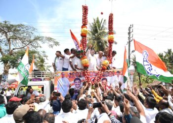 ಸೇಬಿನ ಹಣ್ಣಿನ ಹಾರ ಹಾಕಿ ಅಭಿಮಾನದಿಂದ ಕೆಪಿಸಿಸಿ ಅಧ್ಯಕ್ಷ ಡಿ.ಕೆ. ಶಿವಕುಮಾರ್ ಅವರನ್ನು ಬರಮಾಡಿಕೊಂಡ ಕಾಂಗ್ರೆಸ್ ಕಾರ್ಯಕರ್ತರು