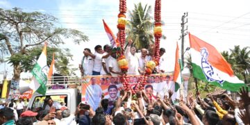 ಸೇಬಿನ ಹಣ್ಣಿನ ಹಾರ ಹಾಕಿ ಅಭಿಮಾನದಿಂದ ಕೆಪಿಸಿಸಿ ಅಧ್ಯಕ್ಷ ಡಿ.ಕೆ. ಶಿವಕುಮಾರ್ ಅವರನ್ನು ಬರಮಾಡಿಕೊಂಡ ಕಾಂಗ್ರೆಸ್ ಕಾರ್ಯಕರ್ತರು