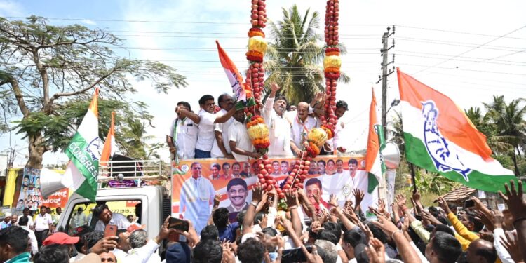 ಸೇಬಿನ ಹಣ್ಣಿನ ಹಾರ ಹಾಕಿ ಅಭಿಮಾನದಿಂದ ಕೆಪಿಸಿಸಿ ಅಧ್ಯಕ್ಷ ಡಿ.ಕೆ. ಶಿವಕುಮಾರ್ ಅವರನ್ನು ಬರಮಾಡಿಕೊಂಡ ಕಾಂಗ್ರೆಸ್ ಕಾರ್ಯಕರ್ತರು