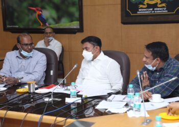 ರಾಜ್ಯದಲ್ಲಿ ಕಂಡು ಬಂದಿರುವ ಎಚ್3ಎನ್2 ವೈರಸ್ ಕುರಿತಂತೆ ಸೋಮವಾರ ಬೆಂಗಳೂರಿನಲ್ಲಿ ಆರೋಗ್ಯ ಮತ್ತು ವೈದ್ಯಕೀಯ ಶಿಕ್ಷಣ ಸಚಿವ ಡಾ.ಕೆ.ಸುಧಾಕರ್ ನೇತೃತ್ವದಲ್ಲಿ ಹಿರಿಯ ವೈದ್ಯಾಧಿಕಾರಿಗಳೊಂದಿಗೆ ಸಭೆ ನಡೆಸಿದರು. ಈ ಸಂದರ್ಭದಲ್ಲಿ  ಆಯುಕ್ತರಾದ ಡಿ.ರಂದೀಪ್ ಕೂಡ ಜೊತೆಗಿದ್ದರು.