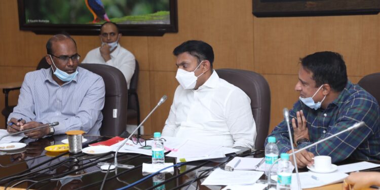 ರಾಜ್ಯದಲ್ಲಿ ಕಂಡು ಬಂದಿರುವ ಎಚ್3ಎನ್2 ವೈರಸ್ ಕುರಿತಂತೆ ಸೋಮವಾರ ಬೆಂಗಳೂರಿನಲ್ಲಿ ಆರೋಗ್ಯ ಮತ್ತು ವೈದ್ಯಕೀಯ ಶಿಕ್ಷಣ ಸಚಿವ ಡಾ.ಕೆ.ಸುಧಾಕರ್ ನೇತೃತ್ವದಲ್ಲಿ ಹಿರಿಯ ವೈದ್ಯಾಧಿಕಾರಿಗಳೊಂದಿಗೆ ಸಭೆ ನಡೆಸಿದರು. ಈ ಸಂದರ್ಭದಲ್ಲಿ  ಆಯುಕ್ತರಾದ ಡಿ.ರಂದೀಪ್ ಕೂಡ ಜೊತೆಗಿದ್ದರು.