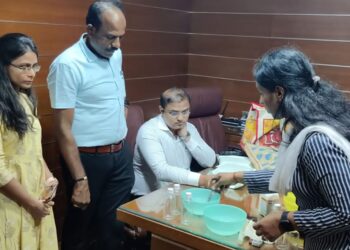 ಲೋಕಾಯುಕ್ತ ಪೊಲೀಸರಿಗೆ ಲಂಚ ಪಡೆಯುವಾಗ ನಗದು ಹಣ ಸಮೇತ ಸಿಕ್ಕಿಬಿದ್ದ ಬೆಂಗಳೂರು ಜಲಮಂಡಳಿ ಪ್ರಧಾನ ಲೆಕ್ಕಾಧಿಕಾರಿ ಪ್ರಶಾಂತ್ ಮಾದಲ್ ಅವರ ಬೆರಳಚ್ಚು ಮಾದರಿಯನ್ನು ವೈಜ್ಞಾನಿಕ ವಿಶ್ಲೇಷಣೆಗೆ ಒಳಪಡಿಸುತ್ತಿರುವ ಲೋಕಾಯುಕ್ತ ಸಿಬ್ಬಂದಿ. (ಮಧ್ಯದಲ್ಲಿ ಬಿಳಿ ಶರ್ಟ್ ಧರಿಸಿ ಕುಳಿತವರೇ ಆರೋಪಿ ಪ್ರಶಾಂತ್)