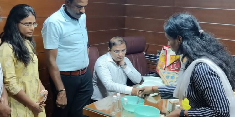 ಲೋಕಾಯುಕ್ತ ಪೊಲೀಸರಿಗೆ ಲಂಚ ಪಡೆಯುವಾಗ ನಗದು ಹಣ ಸಮೇತ ಸಿಕ್ಕಿಬಿದ್ದ ಬೆಂಗಳೂರು ಜಲಮಂಡಳಿ ಪ್ರಧಾನ ಲೆಕ್ಕಾಧಿಕಾರಿ ಪ್ರಶಾಂತ್ ಮಾದಲ್ ಅವರ ಬೆರಳಚ್ಚು ಮಾದರಿಯನ್ನು ವೈಜ್ಞಾನಿಕ ವಿಶ್ಲೇಷಣೆಗೆ ಒಳಪಡಿಸುತ್ತಿರುವ ಲೋಕಾಯುಕ್ತ ಸಿಬ್ಬಂದಿ. (ಮಧ್ಯದಲ್ಲಿ ಬಿಳಿ ಶರ್ಟ್ ಧರಿಸಿ ಕುಳಿತವರೇ ಆರೋಪಿ ಪ್ರಶಾಂತ್)