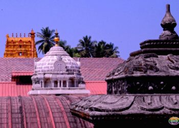 ಸಾಲಿಗ್ರಾಮದ ಶ್ರೀ ಗುರುನರಸಿಂಹ ದೇವಸ್ಥಾನದ ಹೆಬ್ಬಾಗಲಿನ ಮೇಲ್ಬಾಗದಲ್ಲಿ ನೂತನವಾಗಿ ತಾಮ್ರದ ಛಾವಣಿ ನಿರ್ಮಿಸಿರುವ ಚಿತ್ರ