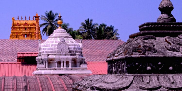 ಸಾಲಿಗ್ರಾಮದ ಶ್ರೀ ಗುರುನರಸಿಂಹ ದೇವಸ್ಥಾನದ ಹೆಬ್ಬಾಗಲಿನ ಮೇಲ್ಬಾಗದಲ್ಲಿ ನೂತನವಾಗಿ ತಾಮ್ರದ ಛಾವಣಿ ನಿರ್ಮಿಸಿರುವ ಚಿತ್ರ