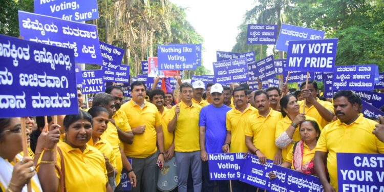 ಬಿಬಿಎಂಪಿ ಅಧಿಕಾರಿ ಮತ್ತು ನೌಕರರ ಕ್ಷೇಮಾಭಿವೃದ್ಧಿ ಸಂಘದಿಂದ ಭಾನುವಾರ ಮತದಾರರ ಜಾಗೃತಿ ಕುರಿತ ಕಾಲ್ನಡಿಗೆ ಜಾಥಾ ಮತ್ತು ಬೀದಿ ನಾಟಕ ಕಾರ್ಯಕ್ರಮ ಹಮ್ಮಿಕೊಳ್ಳಲಾಗಿತ್ತು. ಬೆಂಗಳೂರು ಜಿಲ್ಲಾ ಚುನಾವಣಾಧಿಕಾರಿ ತುಷಾರ್ ಗಿರಿನಾಥ್ ಹಾಗೂ ಸಂಘದ ಅಧ್ಯಕ್ಷ ಅಮೃತ್ ರಾಜ್ ಸೇರಿದಂತೆ ಮೊದಲಾದವರು ಭಾಗವಹಿಸಿದ್ದರು.