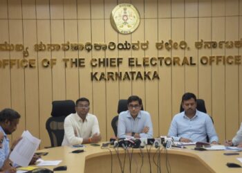 ಮುಖ್ಯ ಚುನಾವಣಾಧಿಕಾರಿ ಮನೋಜ್ ಕುಮಾರ್ ಮೀನಾ ಹಾಗೂ ಹೆಚ್ಚುವರಿ ಮುಖ್ಯ ಚುನಾವಣಾಧಿಕಾರಿ ರಾಜೇಂದ್ರ ಚೋಳನ್ ಜಂಟಿ ಪತ್ರಿಕಾಗೋಷ್ಠಿಯಲ್ಲಿ ಮಾತನಾಡುತ್ತಿರುವುದು.