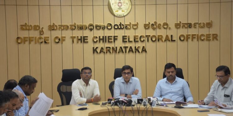 ಮುಖ್ಯ ಚುನಾವಣಾಧಿಕಾರಿ ಮನೋಜ್ ಕುಮಾರ್ ಮೀನಾ ಹಾಗೂ ಹೆಚ್ಚುವರಿ ಮುಖ್ಯ ಚುನಾವಣಾಧಿಕಾರಿ ರಾಜೇಂದ್ರ ಚೋಳನ್ ಜಂಟಿ ಪತ್ರಿಕಾಗೋಷ್ಠಿಯಲ್ಲಿ ಮಾತನಾಡುತ್ತಿರುವುದು.