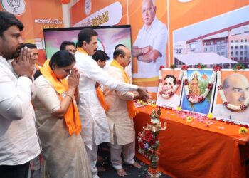ಮಲ್ಲೇಶ್ವರದ ಬಿಜೆಪಿ ಕೇಂದ್ರ ಕಚೇರಿಯಲ್ಲಿ ಮಾಧ್ಯಮ ಕಚೇರಿಯನ್ನು ಉದ್ಘಾಟಿಸಿದ ಮುಖ್ಯಮಂತ್ರಿ ಬಸವರಾಜ ಬೊಮ್ಮಾಯಿ. ಬಿಜೆಪಿ ರಾಜ್ಯಾಧ್ಯಕ್ಷ ನಳೀನ್ ಕುಮಾರ್ ಕಟೀಲ್, ಕೇಂದ್ರ ಸಚಿವೆ ಶೋಭಾ ಕರಂದ್ಲಾಜೆ ಮತ್ತಿತರರು ಚಿತ್ರದಲ್ಲಿದ್ದಾರೆ.