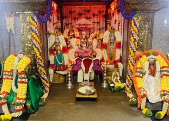 ಧರ್ಮರಾಯ ಸ್ವಾಮಿ ದೇವಸ್ಥಾನದ ಗರ್ಭಗುಡಿಯಲ್ಲಿ ಹೂವಿನ ಅಲಂಕೃತ ಮೂರ್ತಿಗಳ ಚಿತ್ರ