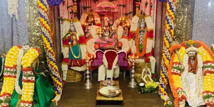 ಧರ್ಮರಾಯ ಸ್ವಾಮಿ ದೇವಸ್ಥಾನದ ಗರ್ಭಗುಡಿಯಲ್ಲಿ ಹೂವಿನ ಅಲಂಕೃತ ಮೂರ್ತಿಗಳ ಚಿತ್ರ