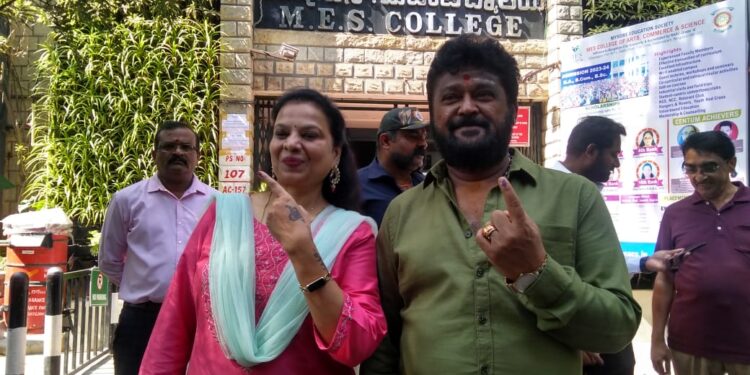 ರಾಜ್ಯಸಭಾ ಸದಸ್ಯ ಮತ್ತು ನಟ ಜಗ್ಗೇಶ್ ತಮ್ಮ ಪತ್ನಿ ಪರಿಮಳ ಅವರೊಂದಿಗೆ ಎಂಇಎಸ್ ಕಾಲೇಜಿನಲ್ಲಿನ ಮತಗಟ್ಟೆಯಲ್ಲಿ ಮತದಾನ ಮಾಡಿದರು.
