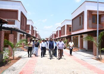 ಯಶವಂತಪುರ ತಾಲೂಕು ದಾಸನಪುರ ಹೋಬಳಿ ಹುಣ್ಣಿಗೆರೆ ಗ್ರಾಮದಲ್ಲಿ ನಿರ್ಮಾಣವಾಗಿರುವ ವಿಲ್ಲಾ ವಸತಿ ಯೋಜನಾ ಸ್ಥಳಕ್ಕೆ ಪ್ರಾಧಿಕಾರದ ಆಯುಕ್ತ ಕುಮಾರ್ ನಾಯಕ್ ಹಾಗೂ ಪ್ರಧಾನ ಅಭಯಂತರ ಶಾಂತಾರಾಜಣ್ಣ ಗುರುವಾರ ಭೇಟಿ ನೀಡಿ ಪರಿಶೀಲನೆ ನಡೆಸಿದರು.
