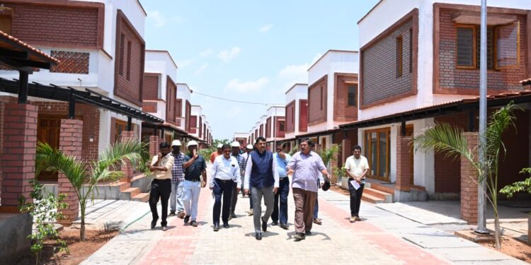 ಯಶವಂತಪುರ ತಾಲೂಕು ದಾಸನಪುರ ಹೋಬಳಿ ಹುಣ್ಣಿಗೆರೆ ಗ್ರಾಮದಲ್ಲಿ ನಿರ್ಮಾಣವಾಗಿರುವ ವಿಲ್ಲಾ ವಸತಿ ಯೋಜನಾ ಸ್ಥಳಕ್ಕೆ ಪ್ರಾಧಿಕಾರದ ಆಯುಕ್ತ ಕುಮಾರ್ ನಾಯಕ್ ಹಾಗೂ ಪ್ರಧಾನ ಅಭಯಂತರ ಶಾಂತಾರಾಜಣ್ಣ ಗುರುವಾರ ಭೇಟಿ ನೀಡಿ ಪರಿಶೀಲನೆ ನಡೆಸಿದರು.