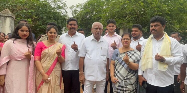 ಮಾಜಿ ಮುಖ್ಯಮಂತ್ರಿ ಯಡಿಯೂರಪ್ಪ ಹಾಗು ಬಿಜೆಪಿ ರಾಜ್ಯ ಉಪಾಧ್ಯಕ್ಷ ಬಿ.ವೈ ವಿಜಯೇಂದ್ರ ಮತ್ತು ಸಂಸದ ರಾಘವೇಂದ್ರ ಅವರು ತಮ್ಮ ಕುಟುಂಬ ಸದಸ್ಯರೊಡನೆ ಶಿಕಾರಿಪುರದಲ್ಲಿ ಮತದಾನ‌ ಮಾಡಿದರು.