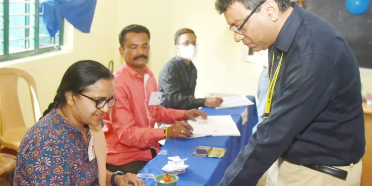 ಜಿಲ್ಲಾ ಚುನಾವಣಾಧಿಕಾರಿ ಮತ್ತು ಬಿಬಿಎಂಪಿ ಮುಖ್ಯ ಆಯುಕ್ತರಾದ ತುಷಾರ್ ಗಿರಿ ನಾಥ್ ಅವರು ಬ್ಯಾಟರಾಯನಪುರ ವಿಧಾನಸಭಾ ಕ್ಷೇತ್ರದ ಜಕ್ಕೂರಿನ ಮತಗಟ್ಟೆಯಲ್ಲಿ ಸರತಿಯ ಸಾಲಿನಲ್ಲಿ ನಿಂತು ಎಡಗೈ ತೋರು ಬೆರಳಿಗೆ ಶಾಹಿ ಹಾಕಿಸಿಕೊಂಡು ನಂತರ ಮತ ಚಲಾಯಿಸಿದರು.