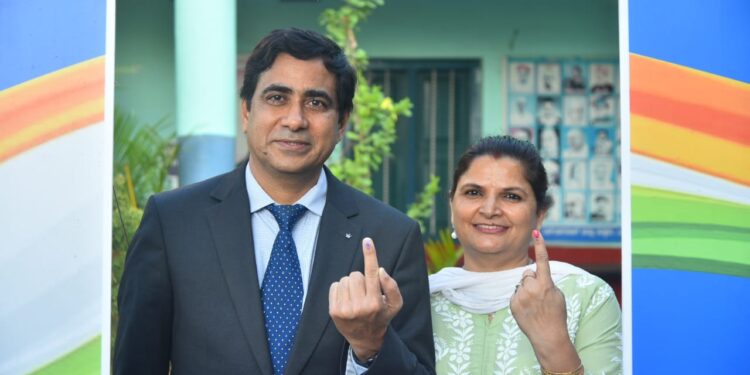 ಕರ್ನಾಟಕದ ಮುಖ್ಯ ಚುನಾವಣಾಧಿಕಾರಿಗಳಾದ,  ಮನೋಜ್ ಕುಮಾರ್ ಮೀನಾ ಅವರು ಬ್ಯಾಟರಾಯನಪುರ ವಿಧಾನಸಭಾ ಕ್ಷೇತ್ರದ ಜಕ್ಕೂರಿನ ಮತಗಟ್ಟೆಯಲ್ಲಿ ಸರತಿಯ ಸಾಲಿನಲ್ಲಿ ನಿಂತು ಮತ ಚಲಾಯಿಸಿದರು. ಅವರ ಪತ್ನಿಯೂ ಚಿತ್ರದಲ್ಲಿದ್ದಾರೆ.