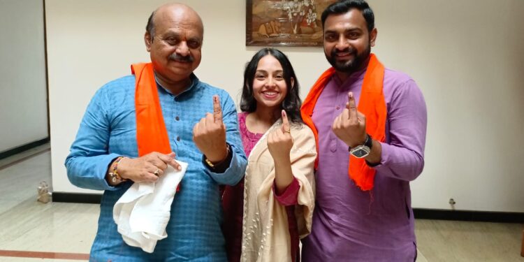 ಮುಖ್ಯಮಂತ್ರಿ ಬಸವರಾಜ ಬೊಮ್ಮಾಯಿಯವರು ಇಂದು ತಮ್ಮ ವಿಧಾನಸಭಾ ಕ್ಷೇತ್ರ ಶಿಗ್ಗಾವಿಯ ಸರಕಾರಿ ಕನ್ನಡ ಹಿರಿಯ ಮಾದರಿ ಪ್ರಾಥಮಿಕ ಶಾಲೆಯಲ್ಲಿ ಕುಟುಂಬದೊಂದಿಗೆ ತೆರಳಿ ಮತದಾನ ಮಾಡಿದರು.