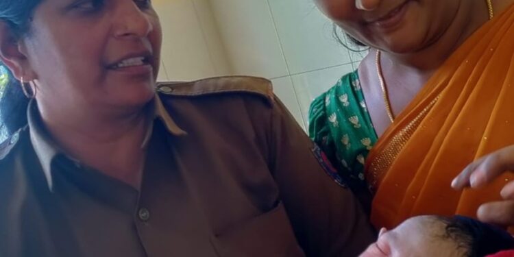 ಕೆಎಸ್ ಆರ್ ಟಿಸಿ ಬಸ್ಸಿನಲ್ಲಿಯೇ ಮಹಿಳೆಯೊಬ್ಬರಿಗೆ ಹೆರಿಗೆ ಮಾಡಿಸಿ ಮಾನವೀಯತೆ ಮೆರೆದೆ ನಿರ್ವಾಹಕಿ ವಸಂತಮ್ಮ (ಕಾಕಿ ಬಟ್ಟೆ ಧರಿಸಿದವರು)