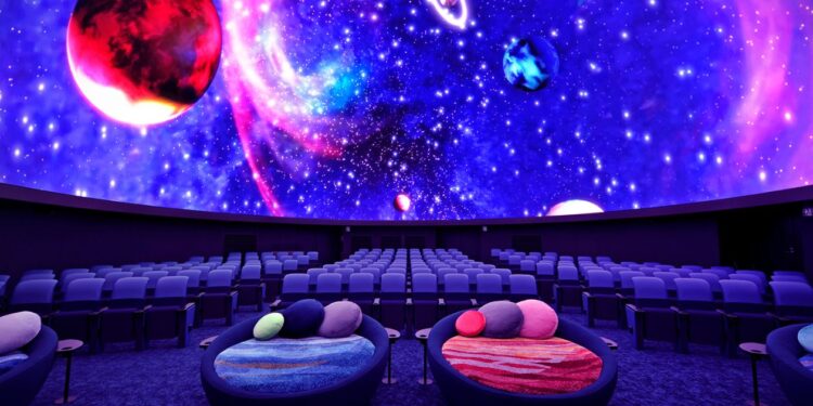 ಎಲ್ ಇಡಿ ಗೊಮ್ಮಟದಲ್ಲಿ ಅಂತರಿಕ್ಷದ ನೈಜ ಸೌಂದರ್ಯದ ಅನಾವರಣ ದೃಶ್ಯ (ಚಿತ್ರಕೃಪೆ : ಕೊನಿಕಾ ಮಿನೋಲ್ಟಾ ಇಂಕ್)