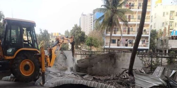 ಕೋರ್ಟ್ ಚಡಿಯೇಟು ನೀಡಿದಾಗಲಷ್ಟೇ ಶಾಸ್ತ್ರಕ್ಕೆ ರಾಜಕಾಲುವೆ ಒತ್ತುವರಿ ತೆರವು ಮಾಡುವ ಬೃಹತ್ ನೀರಗಾಲುವೆ ವಿಭಾಗದ ಕಾರ್ಯಾಚರಣೆಯ ಸಾಂದರ್ಭಿಕ ಚಿತ್ರ.