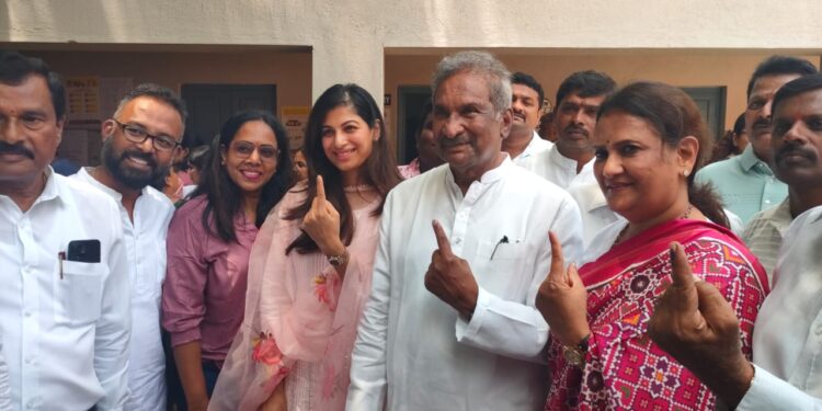 ಮಾಜಿ ಸಚಿವ ಹಾಗೂ ಸರ್ವಜ್ಞನಗರ ವಿಧಾನಸಭಾ ಕ್ಷೇತ್ರದ ಕಾಂಗ್ರೆಸ್ ಅಭ್ಯರ್ಥಿ ಕೆ.ಜೆ.ಜಾರ್ಜ್ ಇಂದು ಮಹದೇವಪುರ ವಿಧಾನಸಭಾ ಕ್ಷೇತ್ರದ ಚೆಲ್ಲಘಟ್ಟ ಸರ್ಕಾರಿ ಹಿರಿಯ ಪ್ರಾಥಮಿಕ ಶಾಲೆಯಲ್ಲಿನ ಮತಗಟ್ಟೆಗೆ ತಮ್ಮ ಕುಟುಂಬದೊಂದಿಗೆ ತೆರಳಿ ತಮ್ಮ ಹಕ್ಕು ಚಲಾಯಿಸಿದರು.