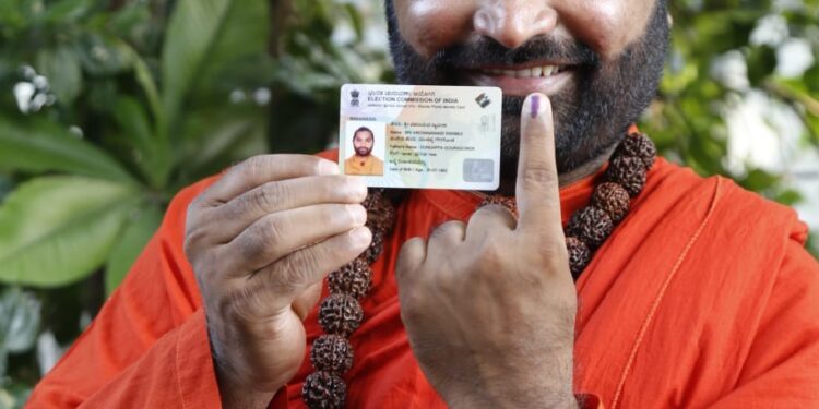 ಹೆಬ್ಬಾಳ ವಿಧಾನಸಭಾ ಕ್ಷೇತ್ರದ ಭೂಪಸಂದ್ರ ಮುಖ್ಯ ರಸ್ತೆಯಲ್ಲಿರುವ ವಿದ್ಯಾಸಾಗರ ಪ್ರಿ ಸ್ಕೂಲ್ ನಲ್ಲಿ ನ ಬೂತ್ ನಲ್ಲಿ ಮೊದಲಿಗರಾಗಿ ಹರಿಹರ ವೀರಶೈವ ಲಿಂಗಾಯತ ಪಂಚಮಸಾಲಿ ಜಗದ್ಗುರು ಪೀಠದ ಪೀಠಾಧ್ಯಕ್ಷರಾದ ಶ್ರೀ ವಚನಾನಂದ ಮಹಾಸ್ವಾಮಿಗಳು ಮತ ಚಲಾವಣೆ ಮಾಡಿದರು.