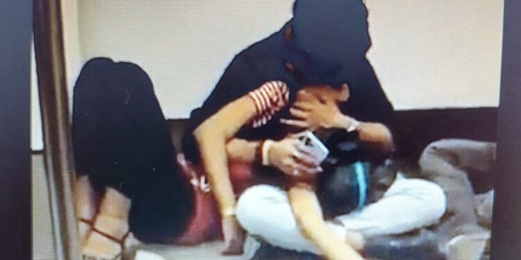 ದೆಹಲಿ ಮೆಟ್ರೋ ರೈಲಿನಲ್ಲಿ ಯುವ ಜೋಡಿಗಳ ಲಿಪ್ ಲಾಕ್ ಪ್ರಕರಣದ ಚಿತ್ರ (ಚಿತ್ರ ಕೃಪೆ : ಟ್ವಿಟರ್)