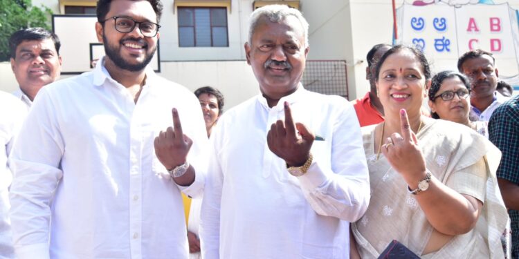 ಯಶವಂತಪುರ ವಿಧಾನಸಭಾ ಕ್ಷೇತ್ರದ ಬಿಜೆಪಿ ಅಭ್ಯರ್ಥಿ ಎಸ್.ಟಿ.ಸೋಮಶೇಖರ್ ಅವರು ನಾಗದೇವನಹಳ್ಳಿಯಲ್ಲಿನ ರೋಟರಿ ಸೇವಾ ಭಾರತಿ ಮತಗಟ್ಟೆಯಲ್ಲಿ ಪತ್ನಿ ರಾಧಾ ಸೋಮಶೇಖರ್, ಪುತ್ರ ನಿಶಾಂತ್ ಸೋಮಶೇಖರ್ ಅವರೊಂದಿಗೆ ಮತದಾನ ಮಾಡಿದರು.