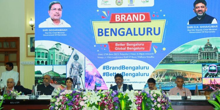 ಬ್ರಾಂಡ್ ಬೆಂಗಳೂರು ಕುರಿತಂತೆ ಬೆಂಗಳೂರು ಅಭಿವೃದ್ಧಿ ಸಚಿವ ಡಿ.ಕೆ.ಶಿವಕುಮಾರ್, ನಗರದ ಉದ್ಯಮಿಗಳೊಂದಿಗೆ ಶನಿವಾರ ಸಭೆ ನಡೆಸಿದರು.