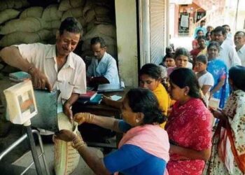 ಪಡಿತರ ಚೀಟಿದಾರರ ಕುಟುಂಬಕ್ಕೆ ಆಹಾರ ಧಾನ್ಯ ವಿತರಿಸುತ್ತಿರುವ ಸಾಂದರ್ಭಿಕ ಚಿತ್ರ