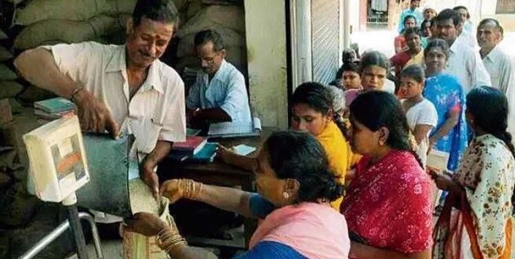 ಪಡಿತರ ಚೀಟಿದಾರರ ಕುಟುಂಬಕ್ಕೆ ಆಹಾರ ಧಾನ್ಯ ವಿತರಿಸುತ್ತಿರುವ ಸಾಂದರ್ಭಿಕ ಚಿತ್ರ